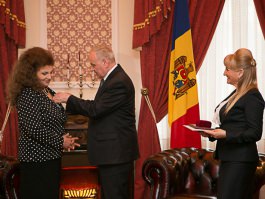 Președintele Nicolae Timofti i-a înmânat „Ordinul de Onoare” interpretei de muzică populară din România, Irina Loghin