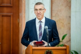 Игорь Додон вручил группе граждан высокие государственные награды