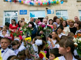 Николае Тимофти принял участие в торжествах, посвященных окончанию учебного года в лицее им. Михая Эминеску во Флорешть