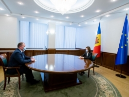 Президент Республики Молдова Майя Санду обсудила текущую ситуацию в стране с исполняющим обязанности Премьер-министра Аурелиу Чокоем