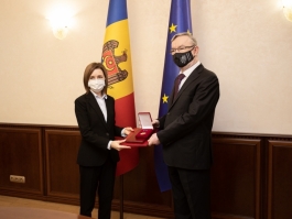Președintele Republicii Moldova, Maia Sandu, l-a decorat cu „Ordinul de Onoare” pe ES Zdeněk Krejčí, Ambasadorul Republicii Cehe