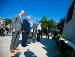 President Nicolae Timofti lays flowers at monument to Soviet-era deportations victims