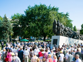 President Nicolae Timofti lays flowers at monument to Soviet-era deportations victims