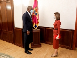 Președintele Maia Sandu a avut o întrevedere cu Ambasadorul Dereck J. Hogan