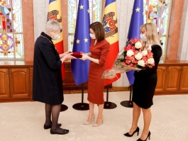Președintele Maia Sandu a oferit „Ordinul Republicii” doamnei Lidia Kulikovski, manageră în cadrul Bibliotecii Municipale „B. P. Hașdeu”