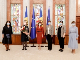 Președintele Maia Sandu a oferit „Ordinul Republicii” doamnei Lidia Kulikovski, manageră în cadrul Bibliotecii Municipale „B. P. Hașdeu”
