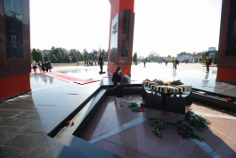 По случаю 9 Мая Президент Майя Санду возложила цветы на Мемориальном комплексе «Вечность»