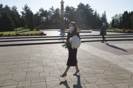 По случаю 9 Мая Президент Майя Санду возложила цветы на Мемориальном комплексе «Вечность»