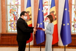Президент Майя Санду наградила орденом „Ordinul de Onoare” Посла ЕС в Республике Молдова Петера Михалко