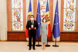 Președintele Maia Sandu i-a conferit „Ordinul de Onoare” Ambasadorului UE în Republica Moldova, Peter Michalko
