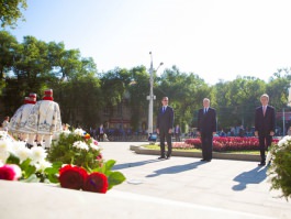 Leadership lays flowers at monument of Moldovan ruler