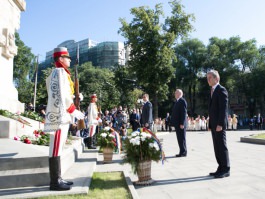 Leadership lays flowers at monument of Moldovan ruler