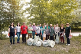 De Ziua internațională a mediului, Președintele Maia Sandu și echipa prezidențială au colectat gunoiul de pe malul Nistrului