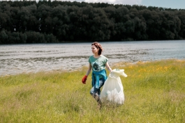 В Международный день окружающей среды Президент Майя Санду и ее команда собирали мусор на берегу Днестра