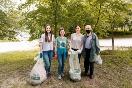 В Международный день окружающей среды Президент Майя Санду и ее команда собирали мусор на берегу Днестра