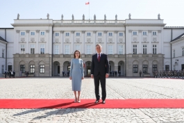 Președintele Republicii Moldova, Maia Sandu, a fost întâmpinată cu onoruri militare de către Președintele Republicii Polone, Andrzej Duda