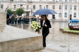 Президент Майя Санду возложила цветы к памятнику Штефану Великому и Святому