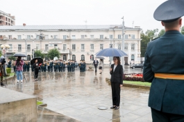 Президент Майя Санду возложила цветы к памятнику Штефану Великому и Святому