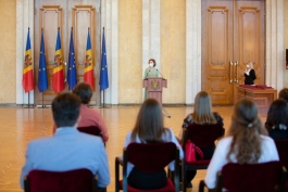 Președintele Maia Sandu a înmânat Diplome de Onoare celor mai buni absolvenți de liceu din Republica Moldova