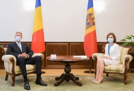 Președintele Maia Sandu a avut o discuție, în format tete-a-tete, cu Președintele Klaus Iohannis, aflat în vizită la Chișinău
