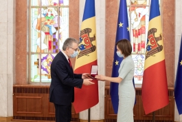 Президент Майя Санду наградила орденом «Ordinul de Onoare» Посла Французской Республики Паскаля Ле Дёнффа