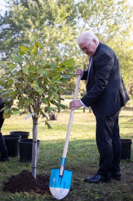 Президенты Майя Санду и Франк-Вальтер Штайнмайер продолжили традицию Президентуры и высадили деревья в Ботаническом саду