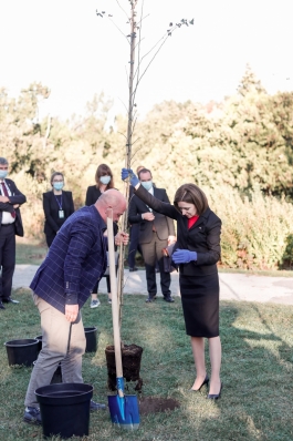 Președinții Maia Sandu și Borut Pahor au discutat cu un grup de tineri și au plantat arbori la Grădina Botanică 