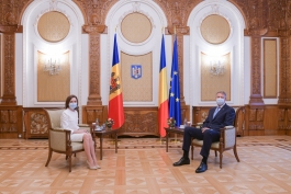 Preşedinţii Maia Sandu şi Klaus Iohannis au discutat despre relansarea mai multor proiecte de interes pentru cetățenii din Republica Moldova şi România
