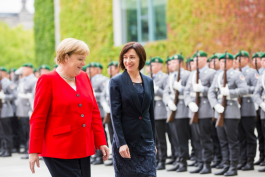 Глава государства поздравила нового Федерального канцлера со вступлением в должность и выразила признательность госпоже Ангеле Меркель