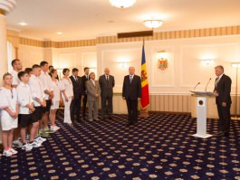 Moldovan president hands state flag to sportswoman