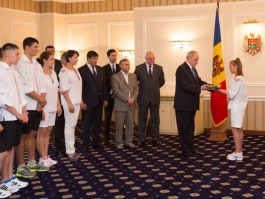 Moldovan president hands state flag to sportswoman