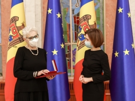 Președintele Maia Sandu a decorat-o cu „Ordinul de Onoare” pe Oana Serafim, directoarea Serviciului în limba română al Radio Europa Liberă