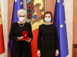 Президент Майя Санду наградила директора румынской службы Радио Europa Liberă Оану Серафим орденом „Ordinul de Onoare”