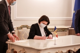 Президент Майя Санду подписала заявку на вступление Республики Молдова в Европейский Союз