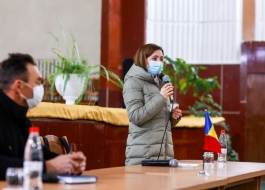 Președinta Maia Sandu vizitează raionul Nisporeni, unde discută cu oamenii despre situația din țară