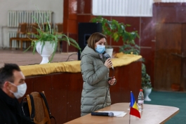 Președinta Maia Sandu vizitează raionul Nisporeni, unde discută cu oamenii despre situația din țară