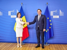 Глава государства побеседовала с комиссаром Европейского союза по вопросам расширения и политике соседства Оливером Вархели 