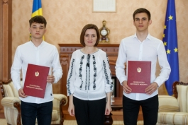 Doi elevi din Chișinău, laureați ai unui prestigios concurs de științe și inginerie din SUA, premiați cu diplome de onoare de Președinta Maia Sandu
