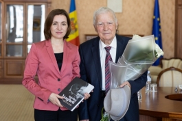 Președinta Maia Sandu l-a felicitat pe scriitorul Spiridon Vangheli cu prilejul celei de-a 90-a aniversări