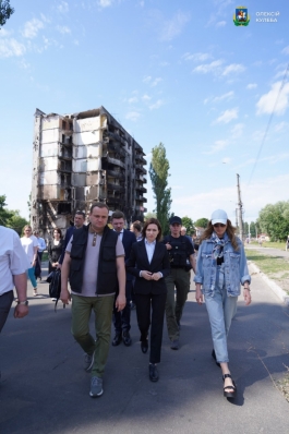 Глава государства посетила несколько сильно пострадавших от войны городов Киевской области 
