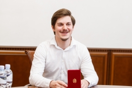 Șefa statului i-a înmânat titlul de „Maestru în Artă” tânărului acordeonist Radu Rățoi