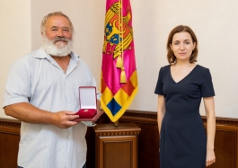 Глава государства наградила художника Думитру Вердиану почетным званием „Maestru în Artă”