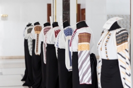 В Президентуре проходит выставка народных рубашек, вышитых молдавскими мастерицами из диаспоры