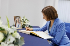 The Head of State signed the Book of Condolence opened in tribute to Her Majesty Queen Elizabeth II