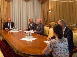 Moldovan president signs decree reconfirming four judges in office