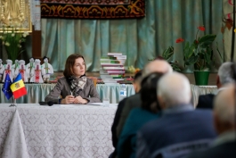 Глава государства встретилась с жителями села Чучулень района Хынчешть