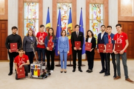 Глава государства вручила почетные дипломы ученикам-призерам всемирных олимпиад