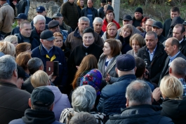 Глава государства посетила Наславчу, пострадавшую от российских ракет, направленных в сторону Украины