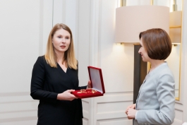 Президент Майя Санду во время визита в Париж вручила писательнице Татьяне Цыбуляк Орден „Ordinul Republicii”