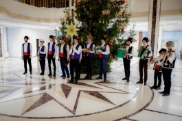 În preajma Crăciunului pe stil vechi, Președinția a fost colindată de un grup de tineri de la Ceadîr-Lunga